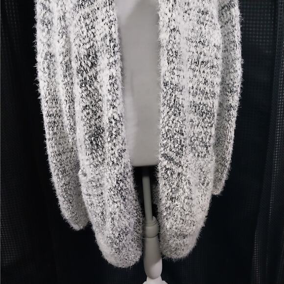 LANE BRYANT! WHITE & BLACK MARLED, FLUFFY, FULL OPEN CARDIGAN SWEATER! SZ 22/24 - Picture 4 of 11